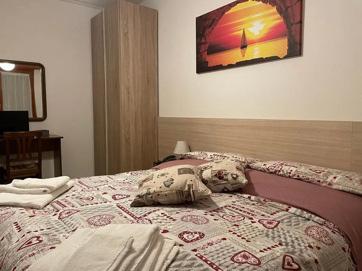 סרינה Hotel Americana 3*,